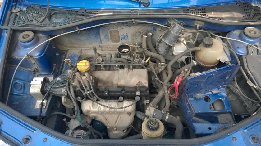 Моторный отсек Рено Логан 1.4