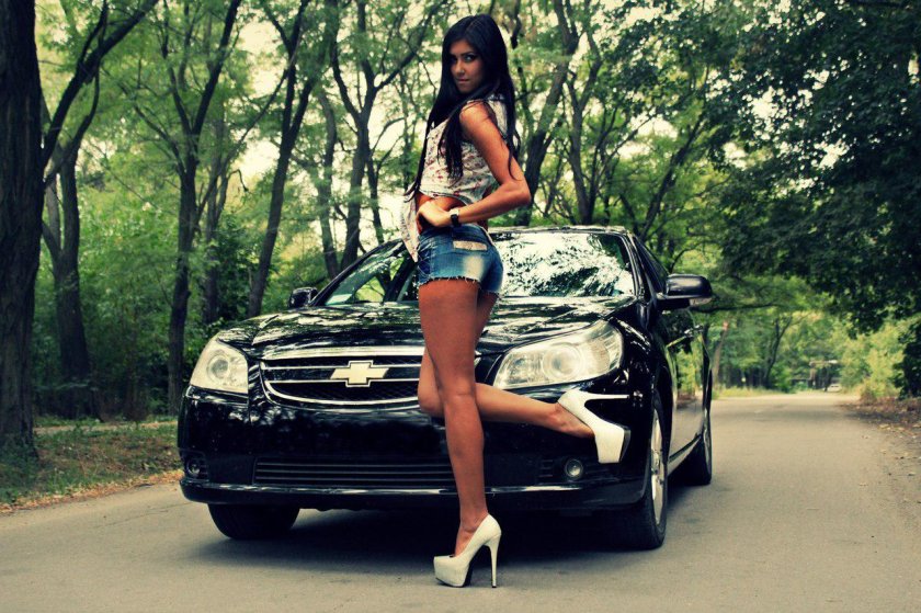 Девушка возле авто