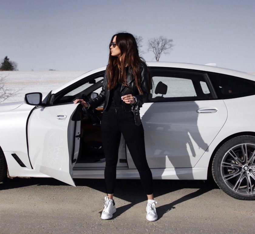 Девушка возле машины