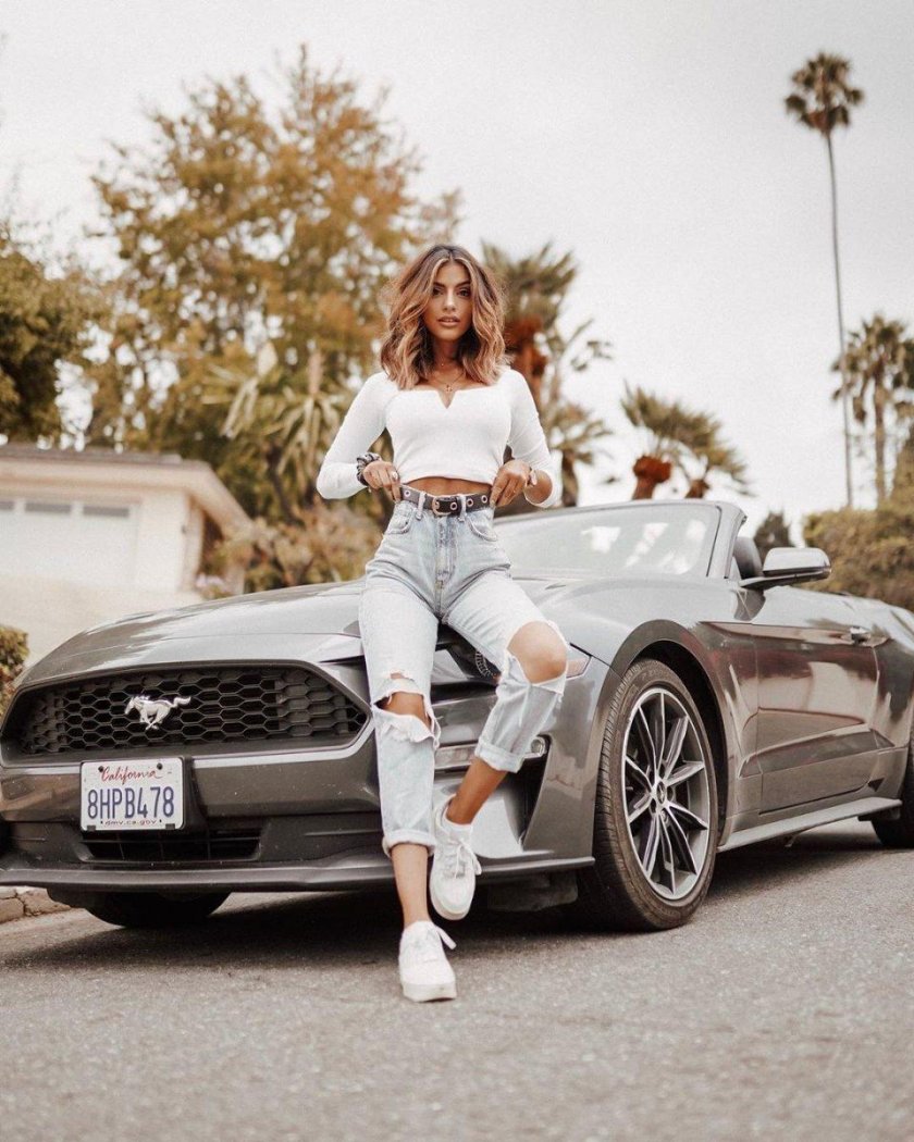 Девушка с машиной