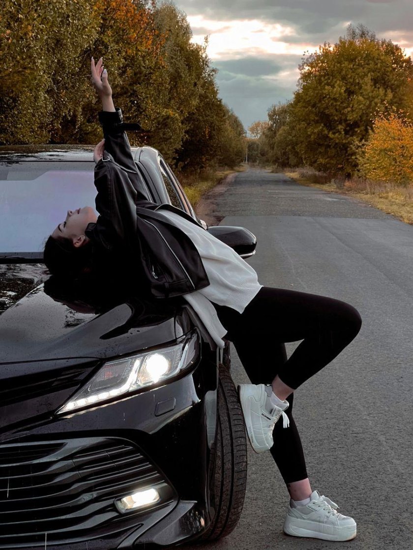 Девушка с машиной