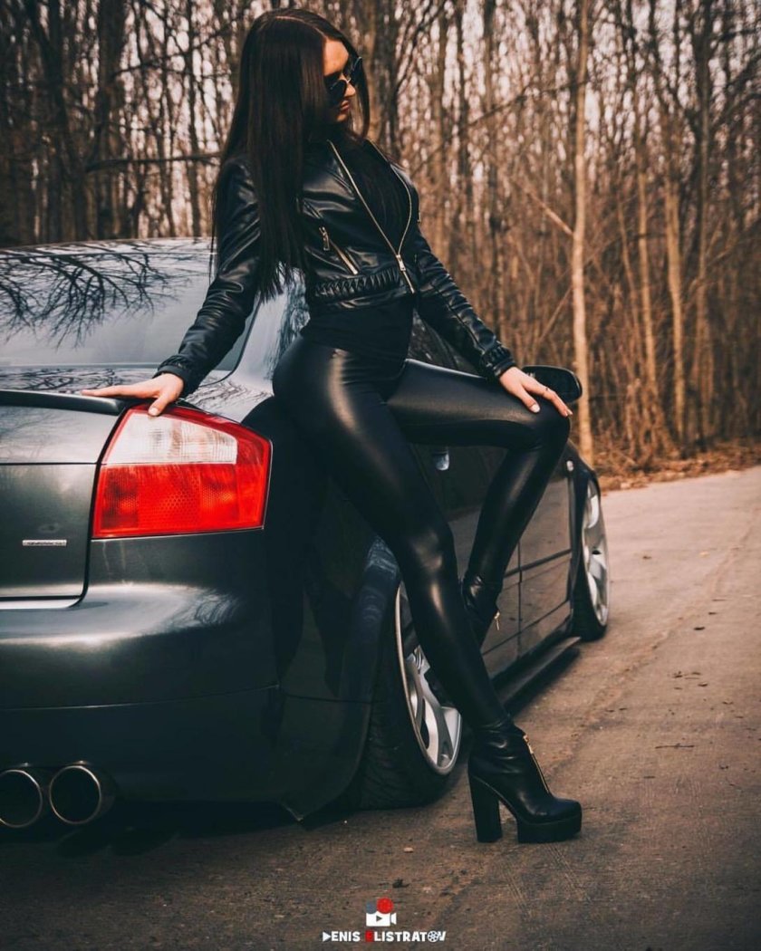 Брюнетка возле машины