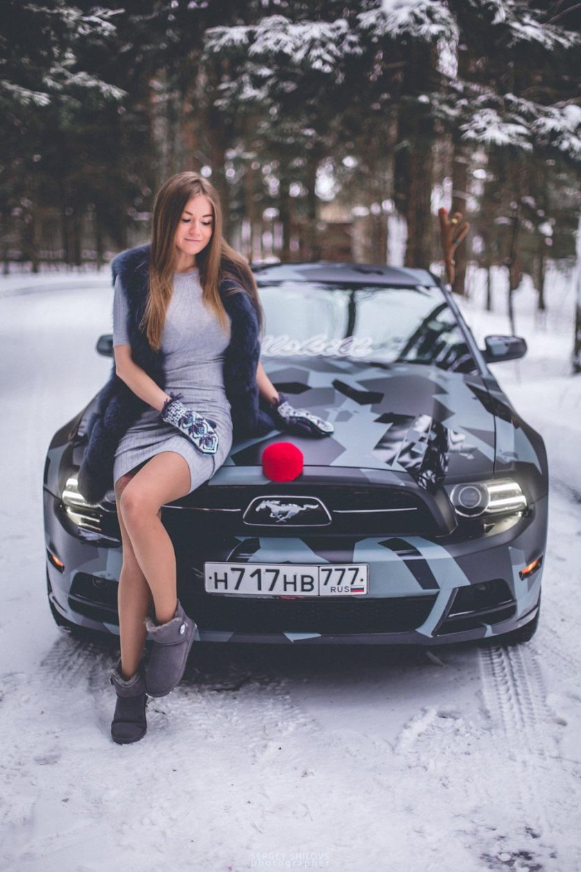 Девушка в машине зимой