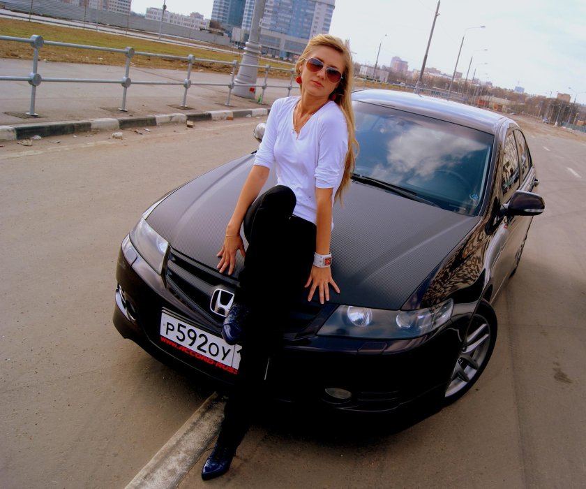 Блондинка около машины