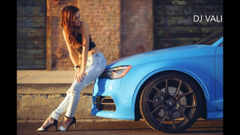 Девушка в машине