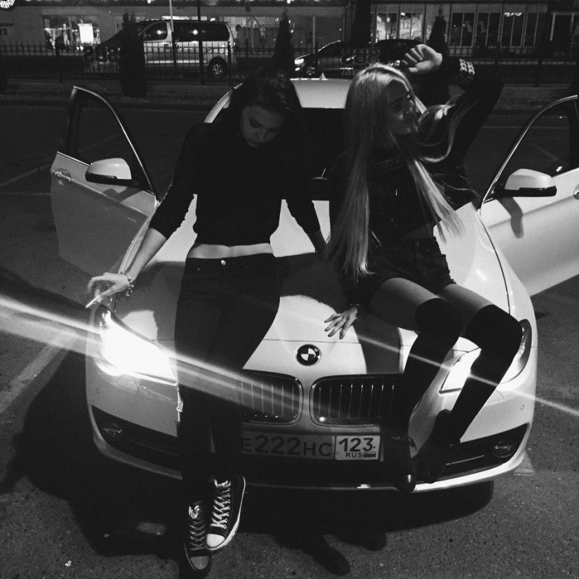 Две девушки около машины