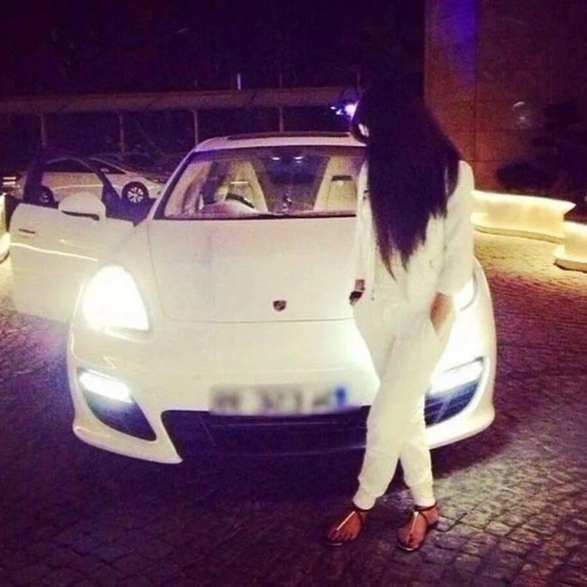 Девушка возле машины со спины