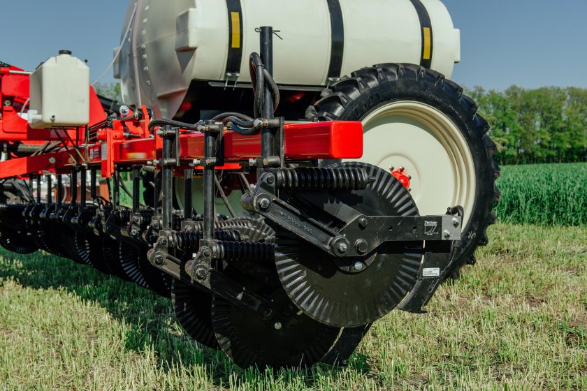 Растениепитатель жидкими минеральными удобрениями