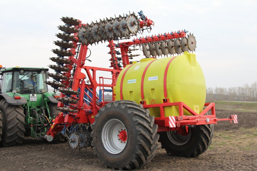 Подкормщик жидкими удобрениями растениепитатель ПЖУ-5000/42(30) r32