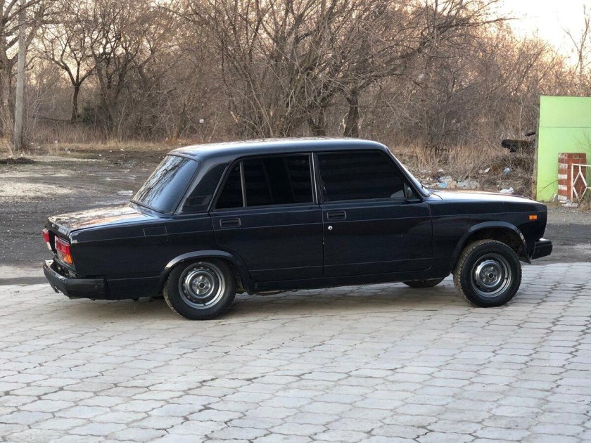 Машина ваз 2107 черная