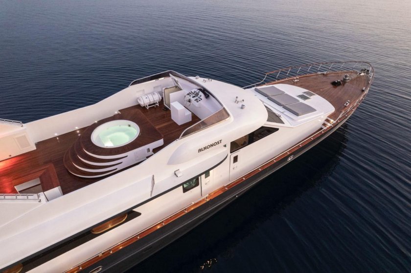 Моторная яхта