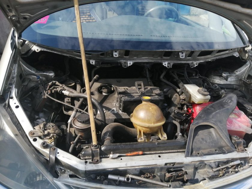 Toyota estima 2.2 подкапотное