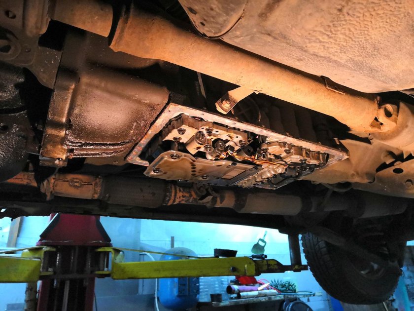 Toyota Estima снизу