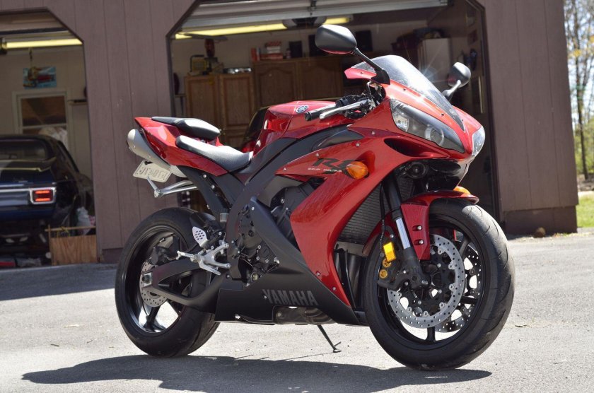 Yamaha r1 красная