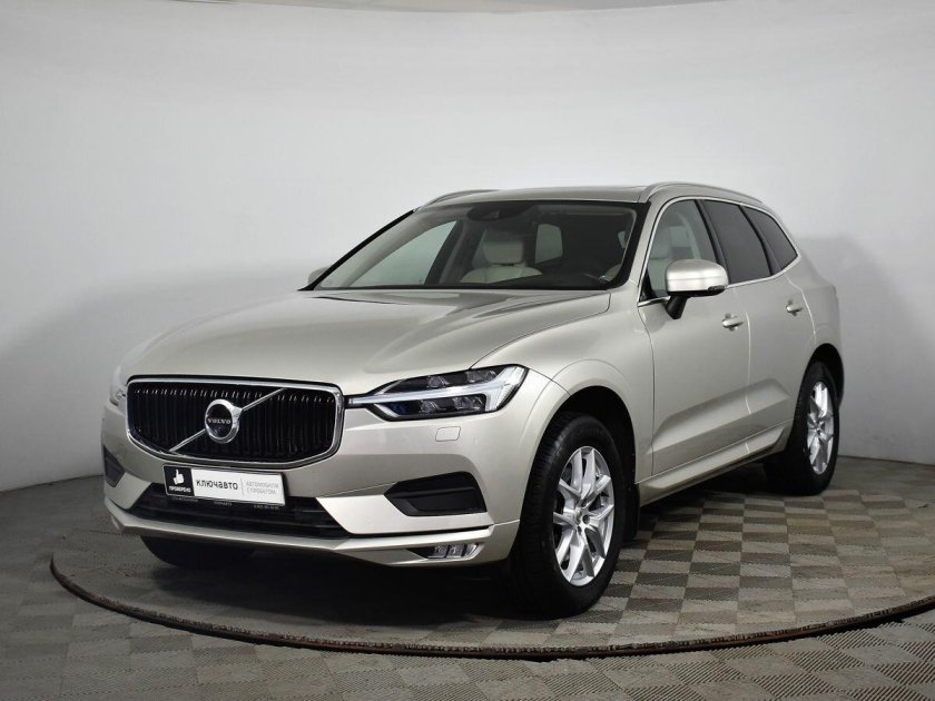 Вольво XC 60 2019 белый