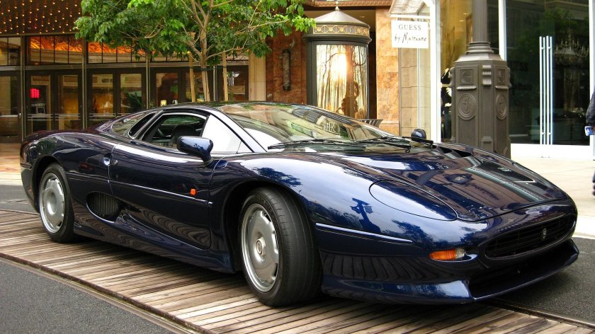 Ягуар xj220