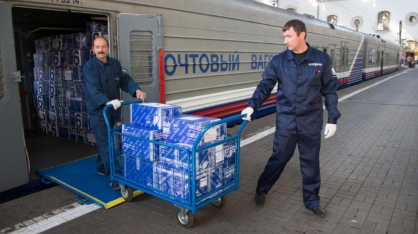 Разгрузка почтовых вагонов