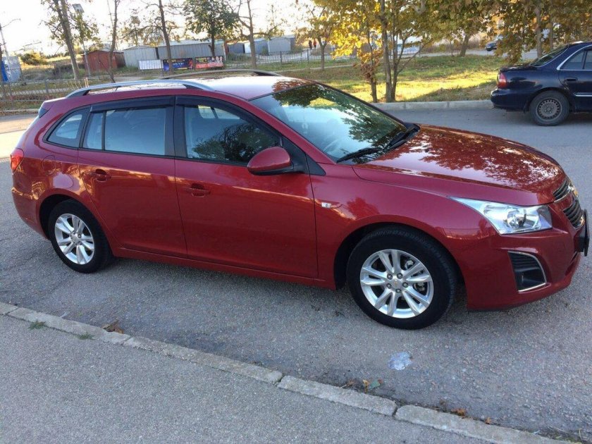 Шевроле Круз универсал красный