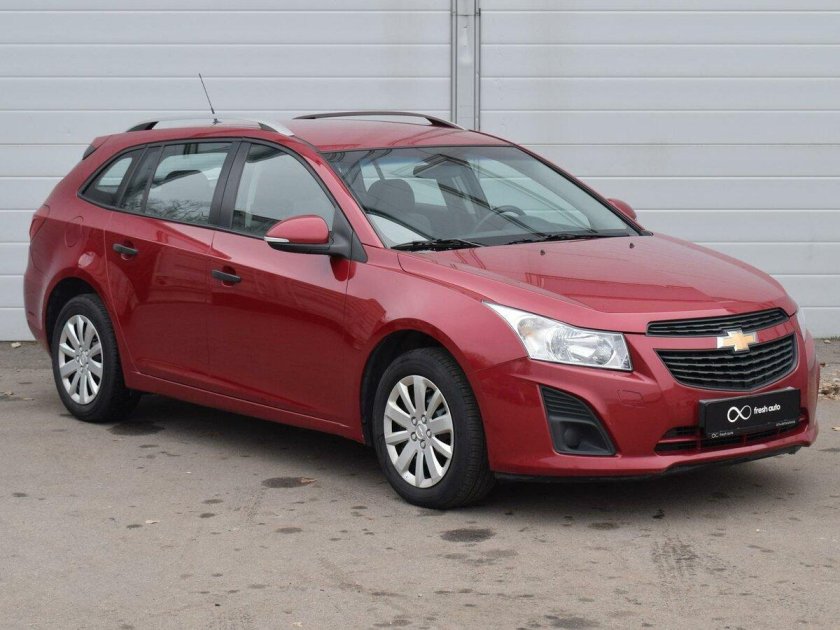 Красный Шевроле Круз с черной крышей