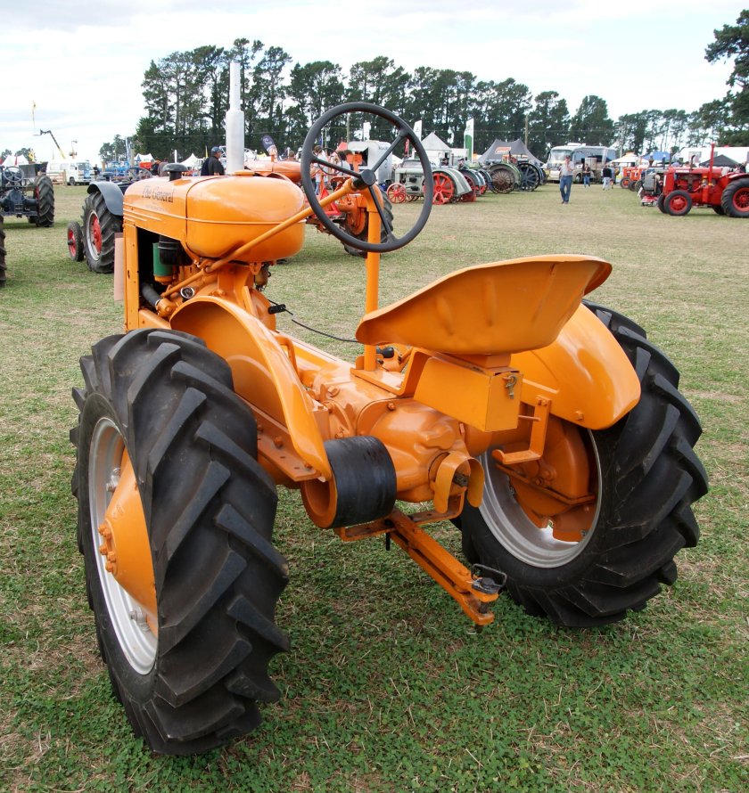 Трактор колесный