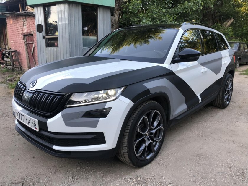Шкода Кодиак белый с черной крышок