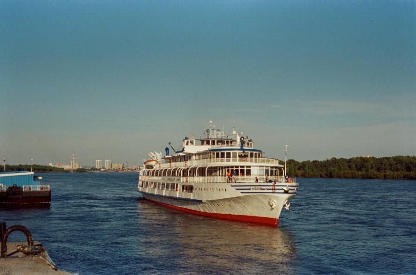 Теплоход в.Чкалов 588