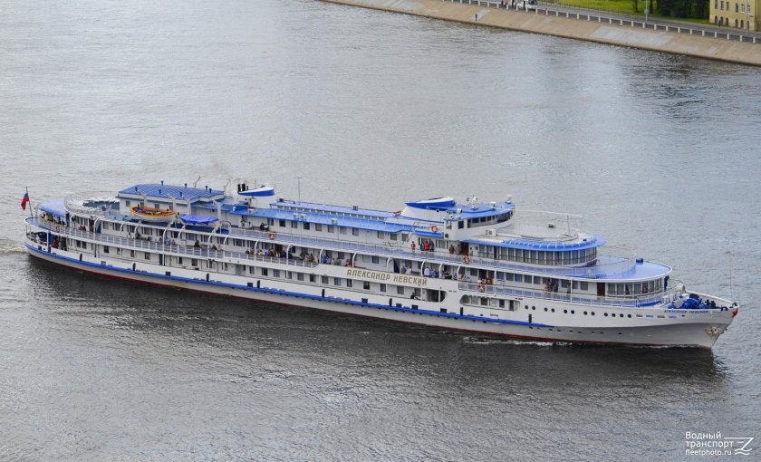 Теплоход 588