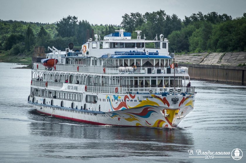 Теплоход солнечный город