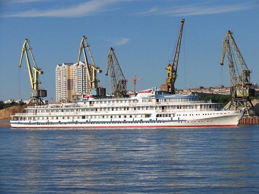 Круизный теплоход Рылеев