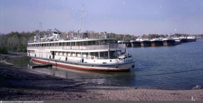 Теплоход Родина Омск