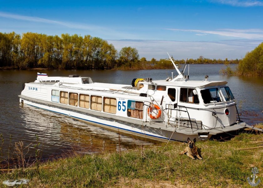 Речной катер Заря