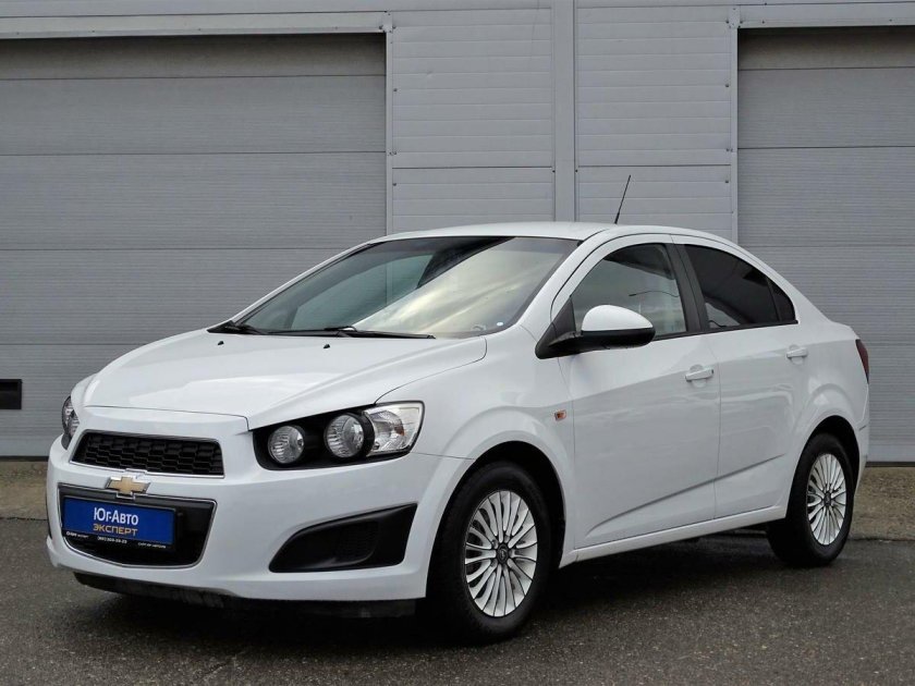 Шевроле Авео белая