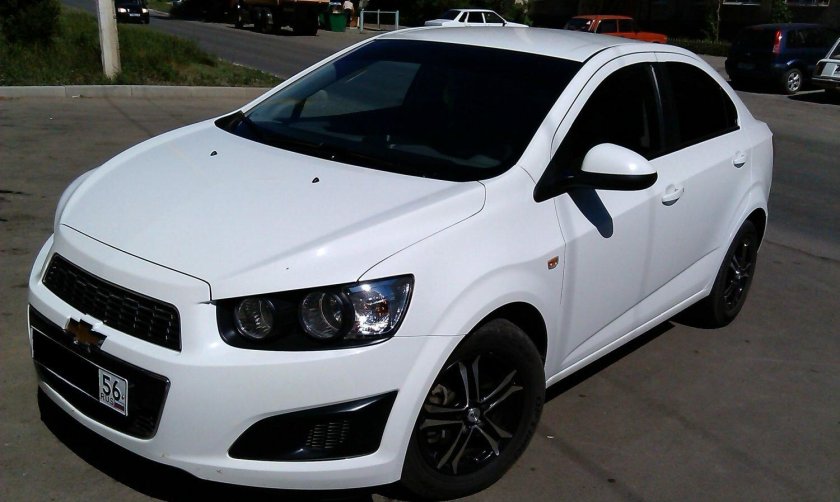 Chevrolet Aveo t300 белый