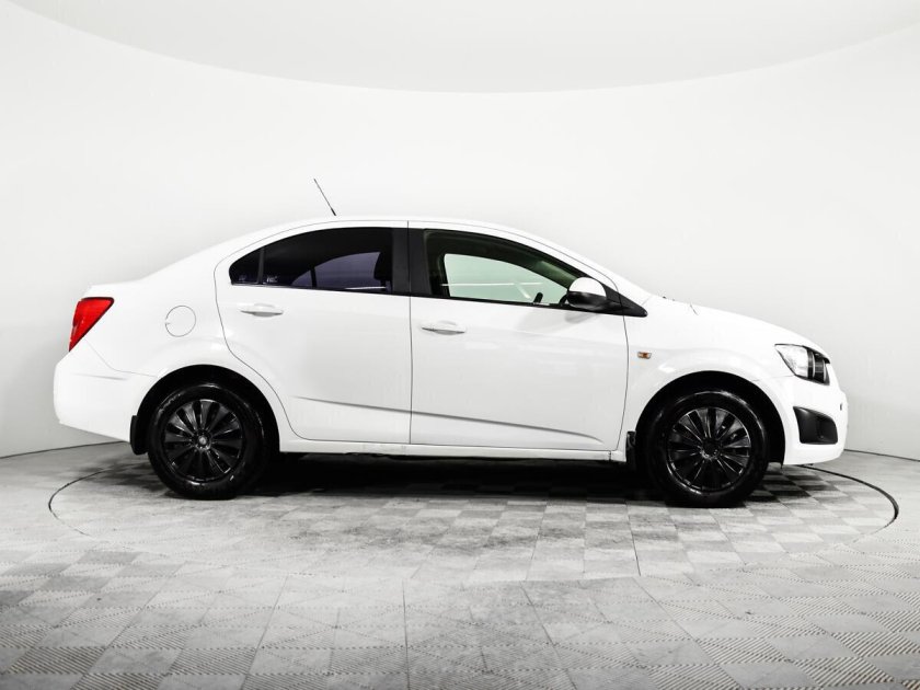 Шевроле Авео белая