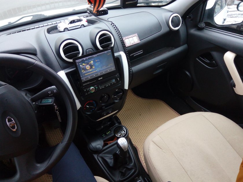 Лада Гранта белая салон