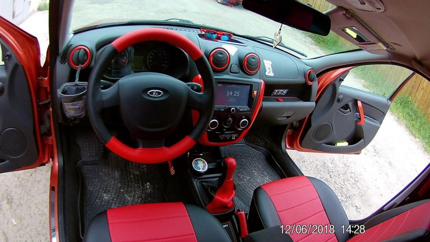 Лада Гранта красный салон