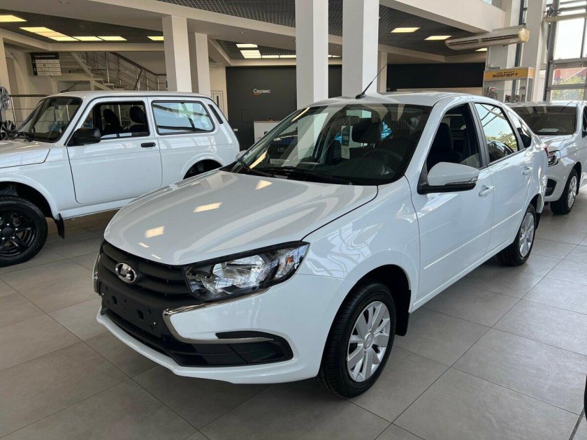 Гранта лифтбек 2023 белая