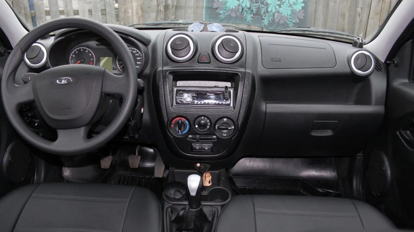 Лада Гранта лифтбэк салон