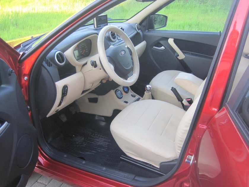 Лада Гранта белая салон