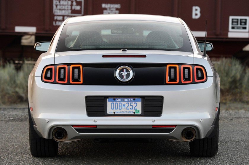 Форд Мустанг сзади