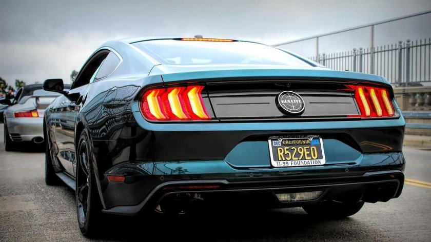 Форд Мустанг 2018 сзади