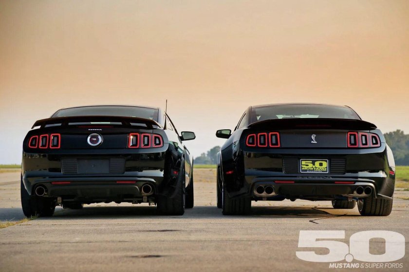 Форд Мустанг сзади