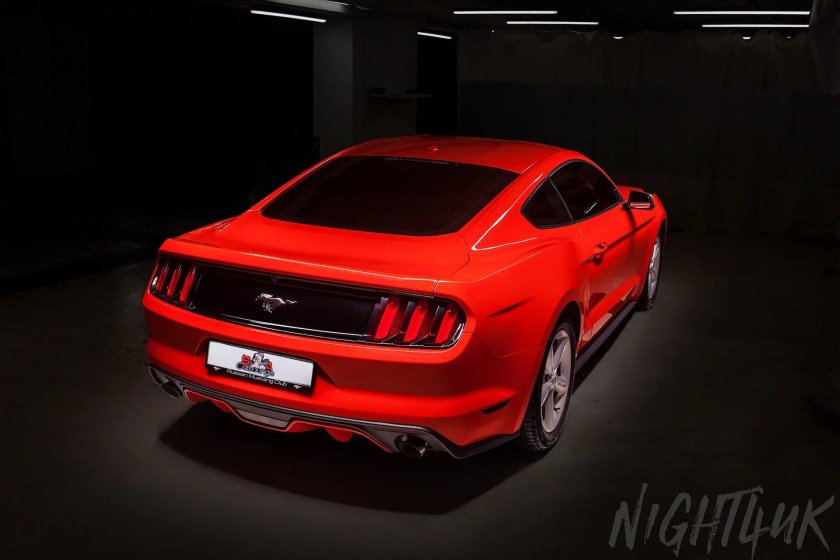 Ford Mustang сзади