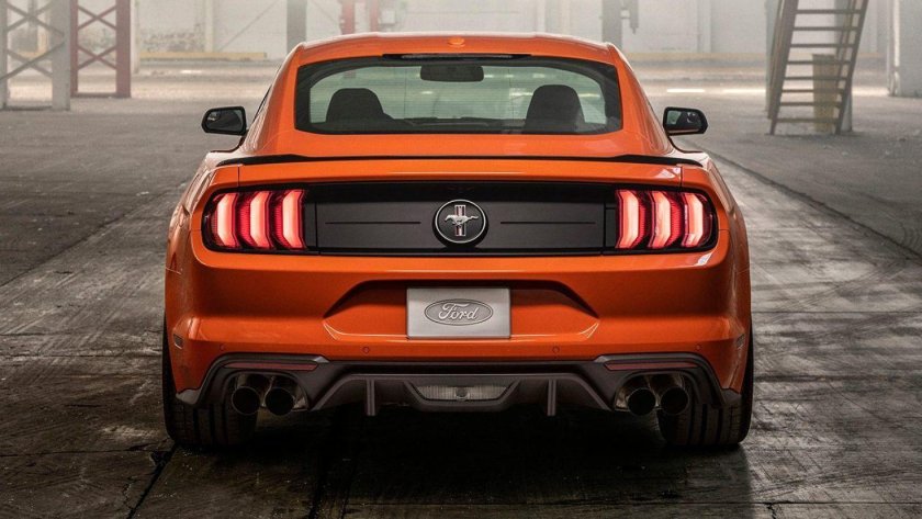 Ford Mustang 2021 сзади