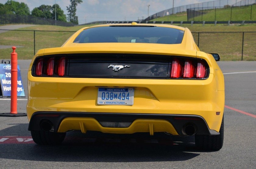 Ford Mustang сзади