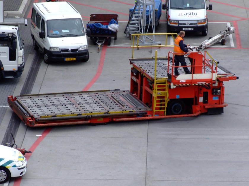 Погрузчик в самолет