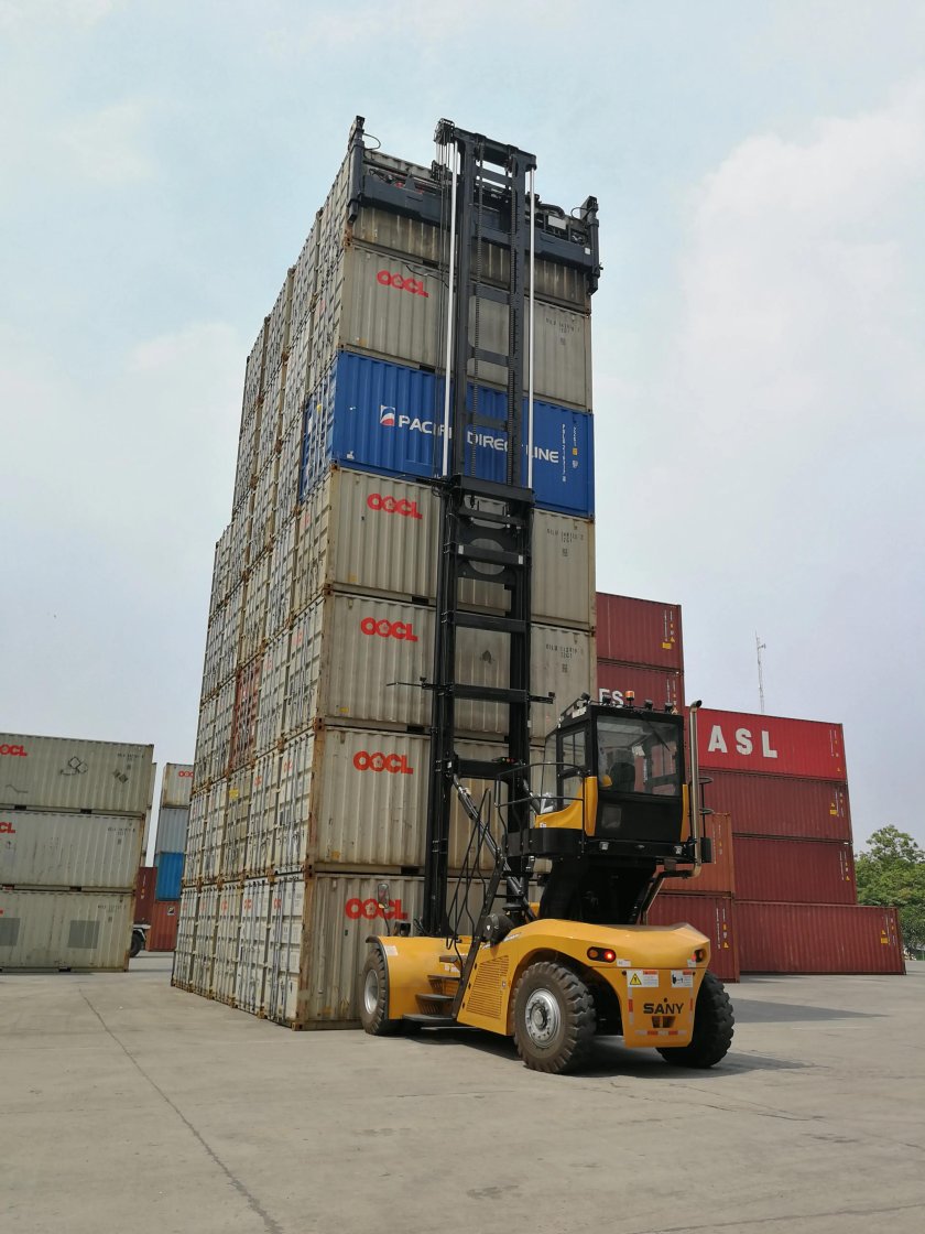 Погрузчик порожних контейнеров Kalmar