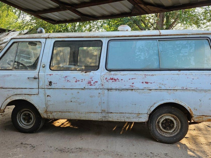 Белый микроавтобус