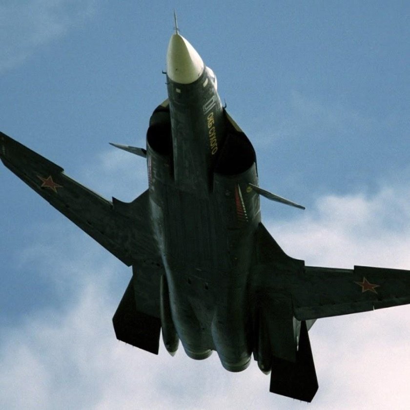 Самолет с обратной стреловидностью крыла Су-47