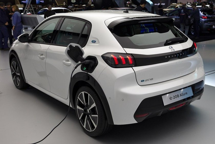 Peugeot электромобиль e-208
